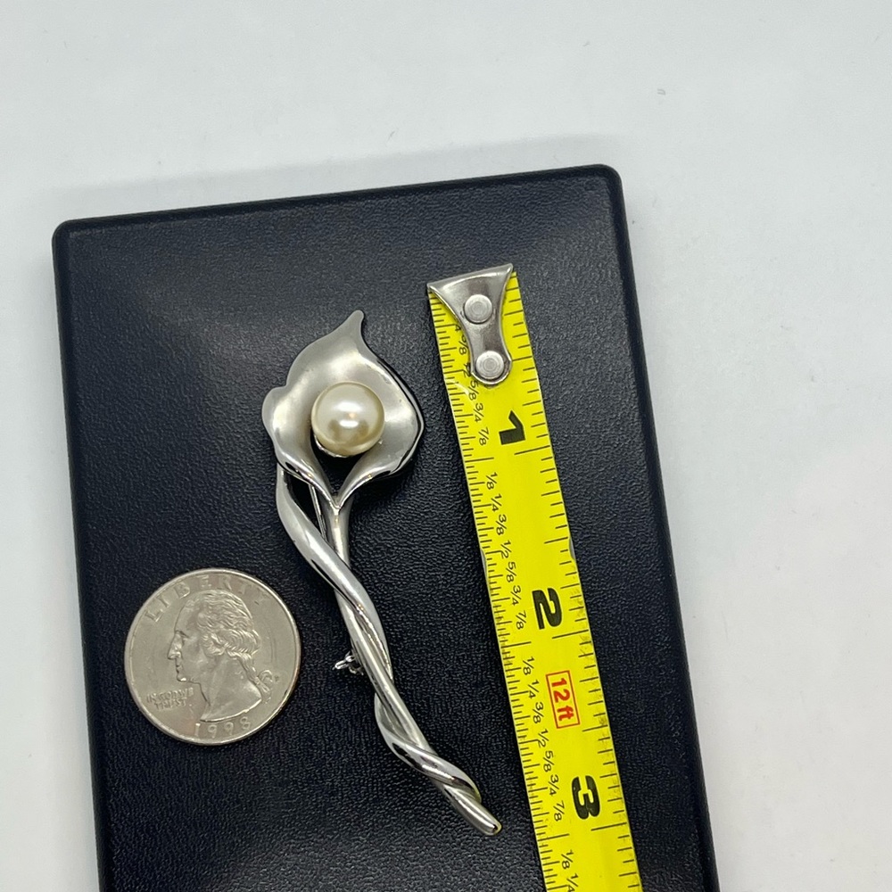 Silver tone faux pearl vintage flower brooch pin - Picture 7 of 11